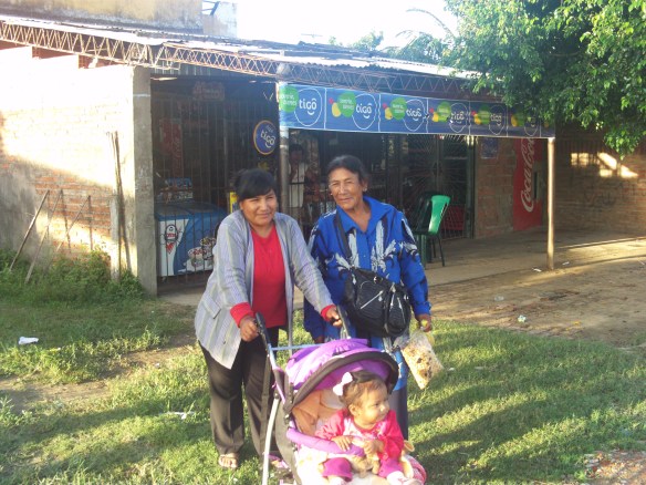Vecinos de la zona con la tienda de D. Mario de fondo