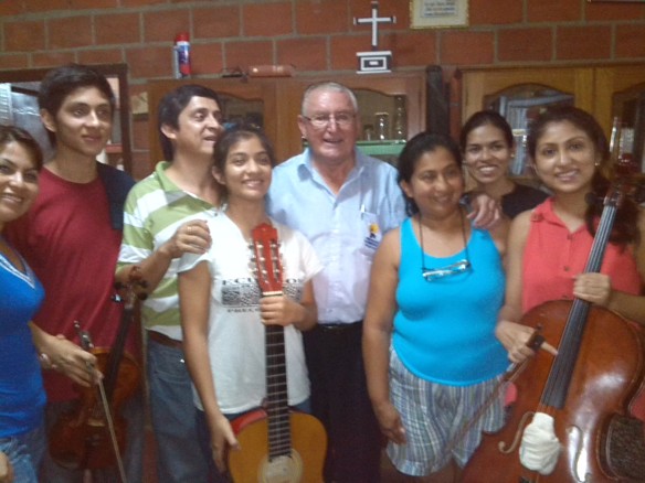 Irma, el Padre Nicolás y Lorena con la Familia Ecuatoriana tras el concierto