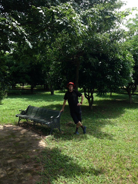 Guillén en los jardines de la "Casa de Espiritualidad"