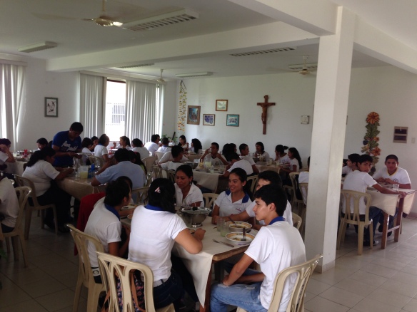 Grupo de jóvenes comiendo en uno de los comedores de la "Casa de Espiritualidad"