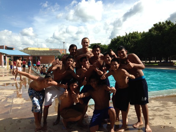 Con mis amigos de la piscina