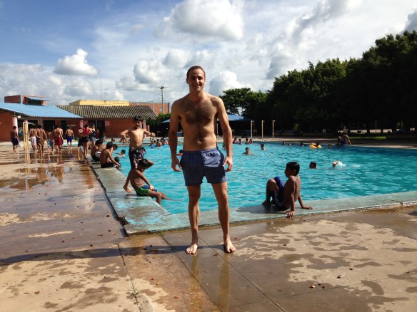 Disfrutando un poco de la piscina. Os aseguro que las piscinas en un buen día se llenan hasta arriba.