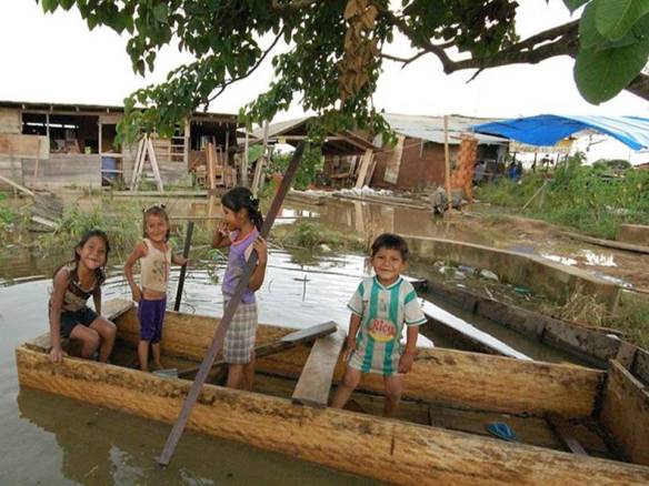 Niños en un canoa en la ciudad de Reyes (El Beni)