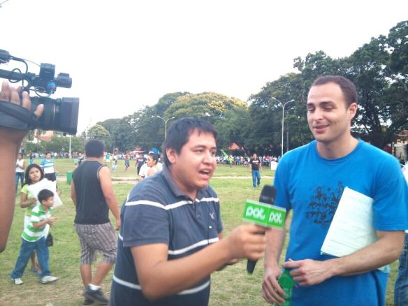 Entrevista previa al partido con la cadena nacional de televisión PAT. El único documento grafico que hay es con los ojos cerrados 
