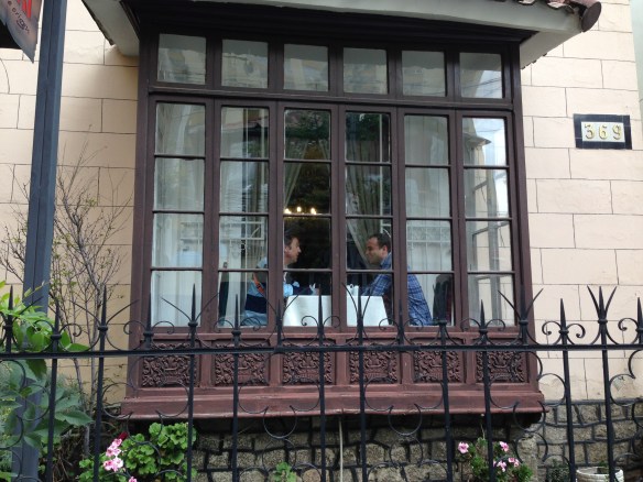 "El Profesor" y yo comiendo en un restaurante típico de La Paz