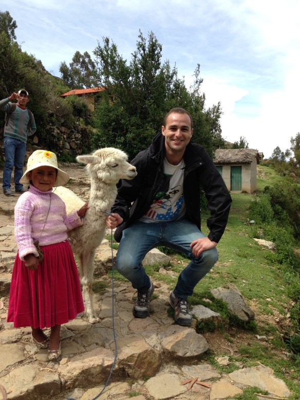 Con niña Aimara y su alpaca