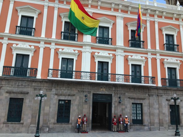 "Palacio de Gobierno". El despacho entre las dos banderas es el del Presidente Evo Morales