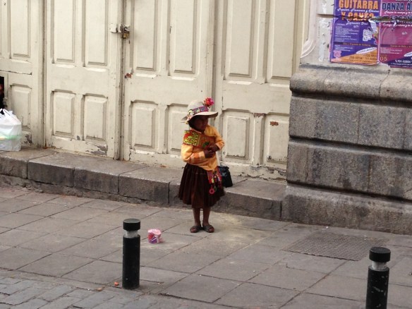 La pobre niña bailando en la calle