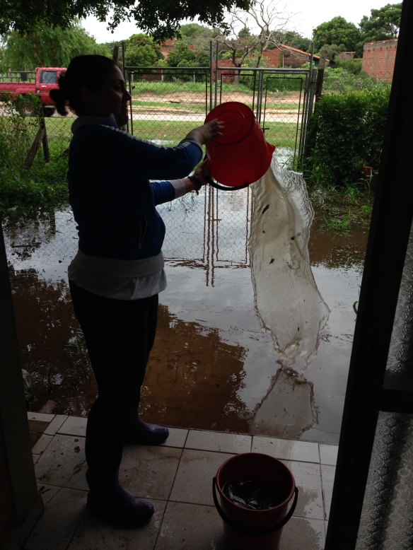María sacando agua de la casa de "Los Alegres" al día siguiente de la tormenta
