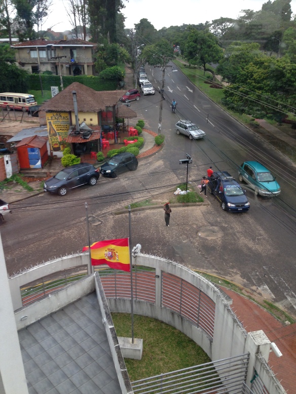 La bandera Española del Consulado luce a media asta como señal de duelo por la muerte del Presidente D. Adolfo Suárez