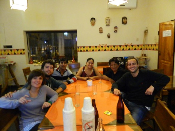 Momento de sobremesa tras la cena. De izquierda a derecha. Ana, Jesús, Ambrocio, Maria, "Garo" y yo. Fanny, el Ingeniero Gastón y el Parroco habían abandonado la mesa instantes antes de la foto