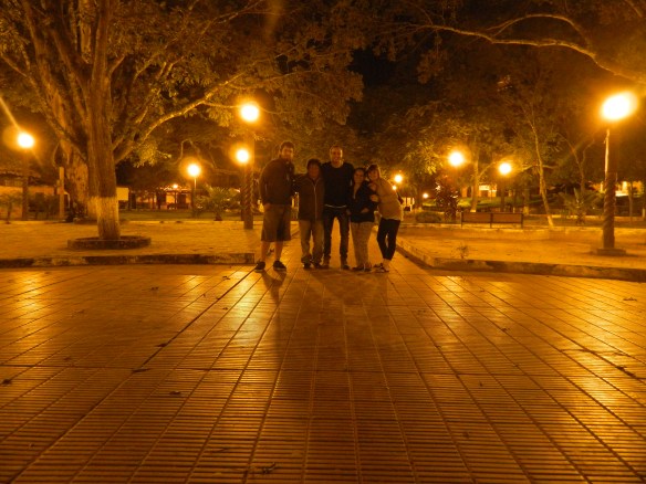 Momentos antes de entrar al karaoke. De izquierda a derecha. Jesús, "Garo", yo, Tania y Ana