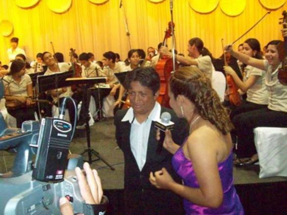 Entrevista de la televisión en el “Coktail de inauguración de la Fexpocruz"