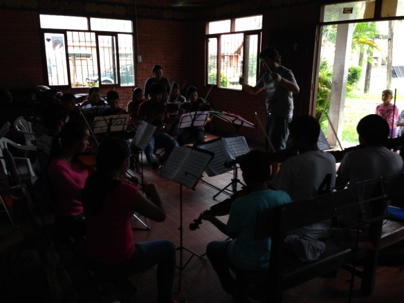 Jesús en otra de sus clases dirigiendo a parte de la Orquesta
