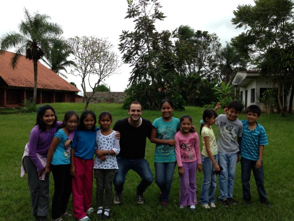 Yo junto a los jóvenes miembros de la Orquesta