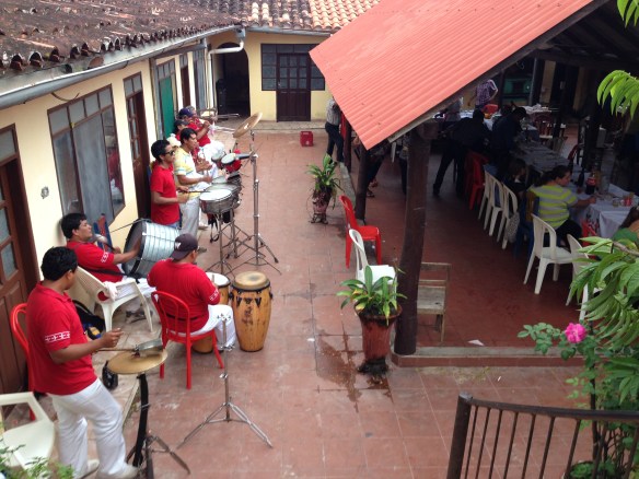 Grupo de música típico amenizando la tarde en un restaurante conocido de la zona