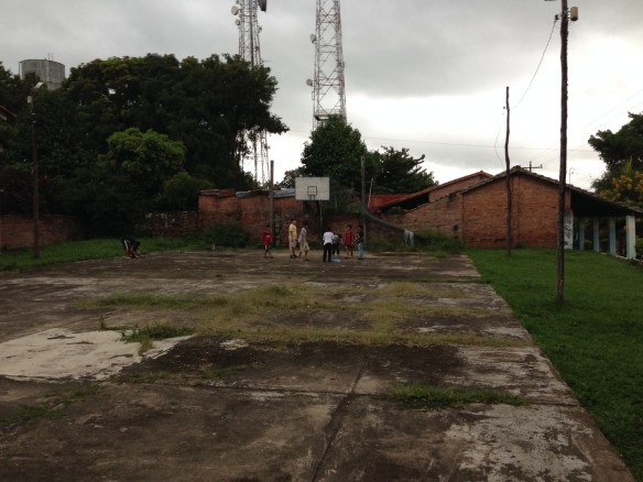 Niños jugando en la pista detrás de la Iglesia
