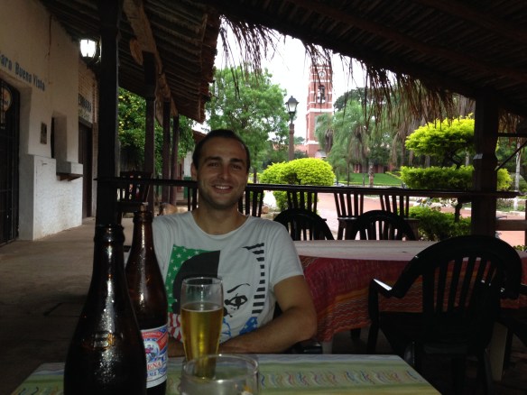 Disfrutando de una "Paceña" en la Plaza