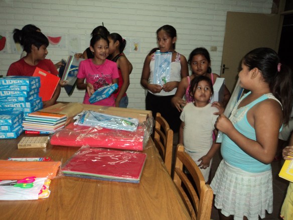 Momento del reparto del material escolar