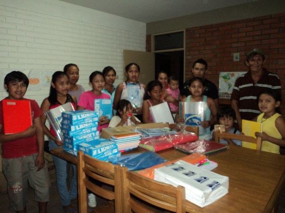 Los niños y niñas del Centro posando felices con su nuevo material escolar