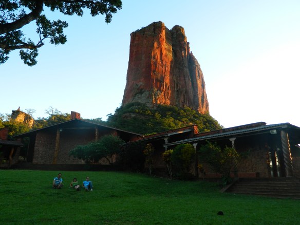 El Hermano Milton, Ana y yo en el "santuario Mariano de la Torre - Virgen de la Asunta" en Chochís (perteneciente al sureste de la provincia de la Chiquitania). De fondo se puede ver el monolito de roca llamado coloquialmente "La Muela del Demonio"
