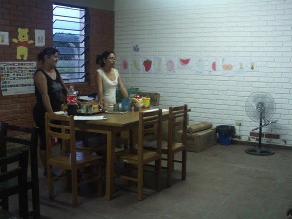 Mónica instantes antes de repartir el material escolar en el Centro de Montero