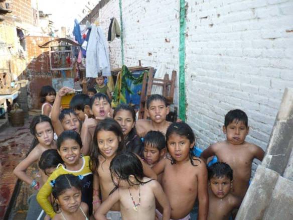 Niños dentro de "Palmasola"
