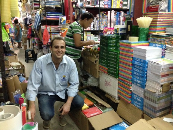 En la "Feria Barrio Lindo" con parte del material que compramos