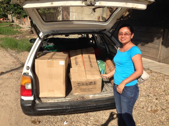 Mónica a la llegada a "Palacio" con el material comprado 