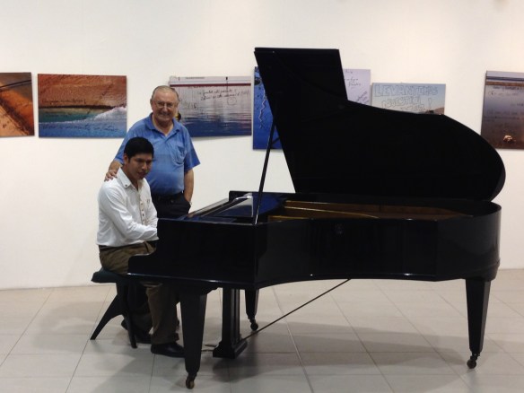 El Padre Nicolás y "Pancho" tras la actuación de éste último