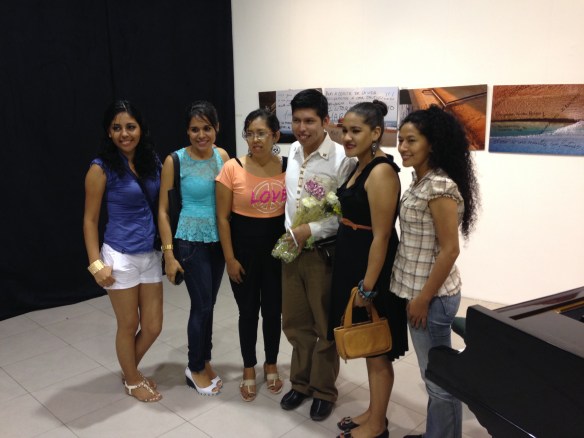 "Pancho" posando con algunas de sus seguidoras