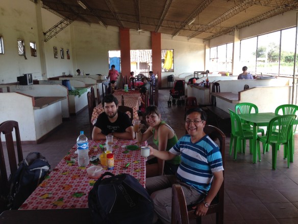 Jesús, Ana y el Hermano Milton desayunando
