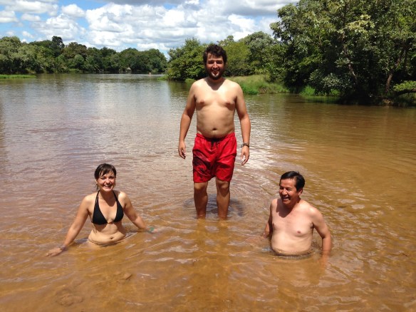 Jesús posa de pie, mientras Ana y el Hermano Milton son engullidos por las arenas movedizas que hay en estas aguas termales