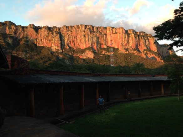 El Hermano Milton en el interior del Santuario