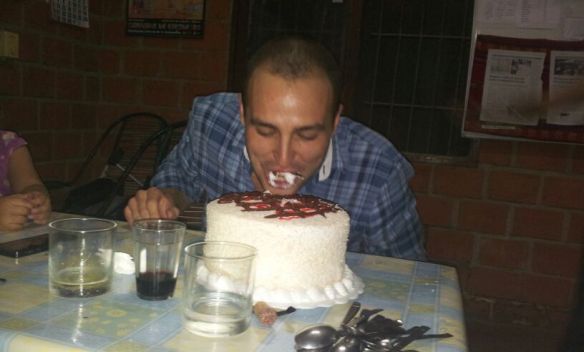 Tradición Boliviana de morder la Torta (aquí Tarta se dice así)