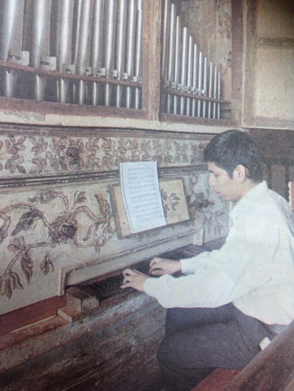 "Pancho" junto al Órgano Barroco de su ciudad natal Santa Ana de Velasco. Es la única persona de toda la Chiquitania que sabe tocarlo