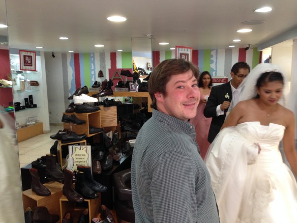 Álvaro en una tienda de Coyoacán donde una novia tuvo que ir a comprar unos zapatos después de su Boda porque los que tenía le hacian daño