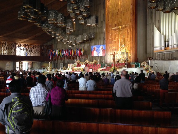 Altar principal de la nueva "Basilica". Al fondo se puede apreciar el cuadro dorado que custodia el manto en el que está la Virgen. Lo curioso es que para evitar que los turistas molesten durante la celebración sacerdotal se contruyo un pequeño pasadizo subterraneo por el que se puede ver el cuadro sin necesidad de molestar al Sacerdote