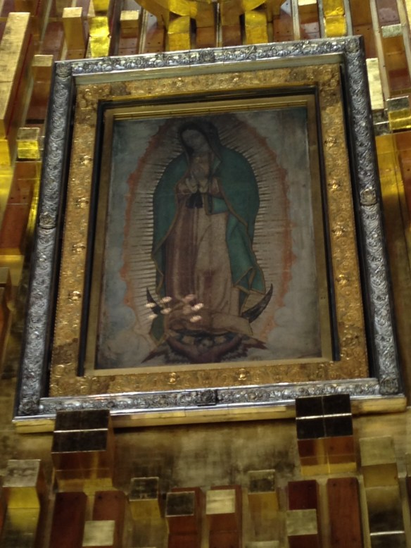 El aútentico manto en el que las rosas que el indigena Juan Diego transportaba se convirtieron en la imágen de la "Vírgen de Guadalupe". Está situado en el altar principal de la nueva "Basílica"