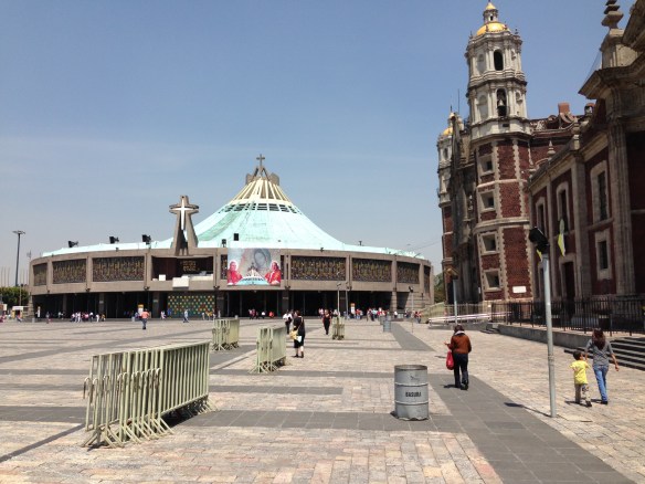 A la derecha la antigua "Basílica de Guadalupe" de frente la nueva