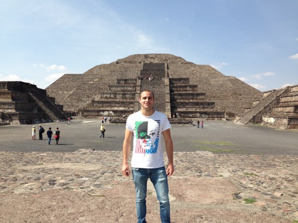 De fondo la "Pirámide de la Luna"