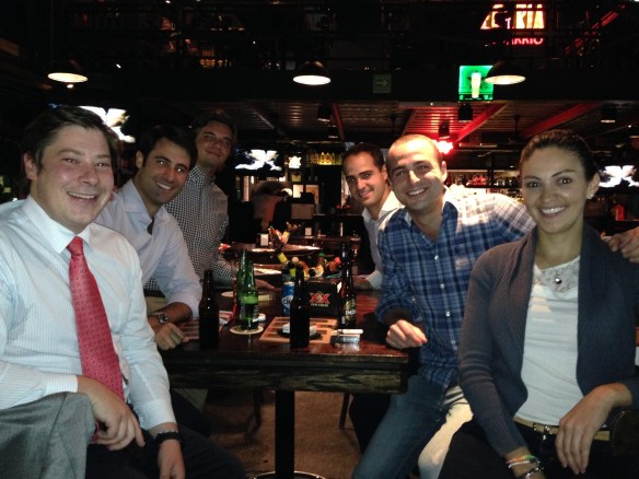 Álvaro, Rebeca, mi Hermano y yo cenando con unos buenos amigos