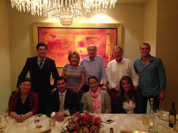 Cenando en Casa de los Carredano. De izquierda a derecha y de arriba a abajo. Javier, María Fernanda, Lalo, mi Padre, yo, mi Madre, Eduardo, Casilda y Marina