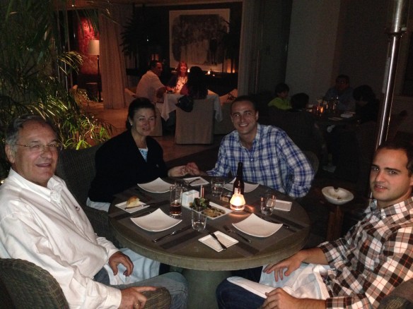 Los 4 felices y contentos cenando juntos en México