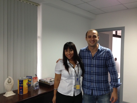 Con Joann Carrillo (Asistente de Marketing) de Banco Bisa