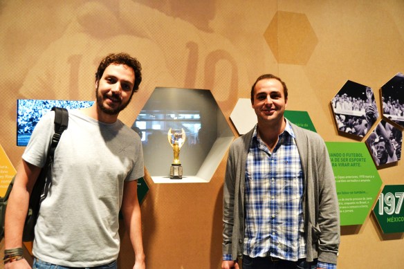Posando con el antiguo trofeo de la Copa del Mundo de Futbol llamado "Jules Rimet" 
