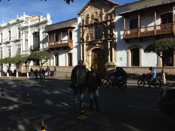 Con Milton en el centro de Sucre