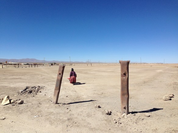 Señora transportando sal en una carretilla