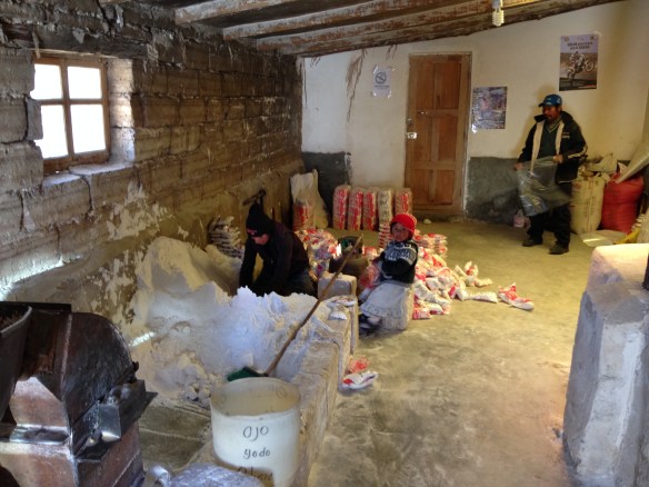 Taller donde empaquetan la sal del Salar