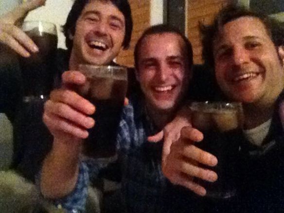Disfrutando de una buena copa con Juan y Yago (otro amigo español que está en Santiago)